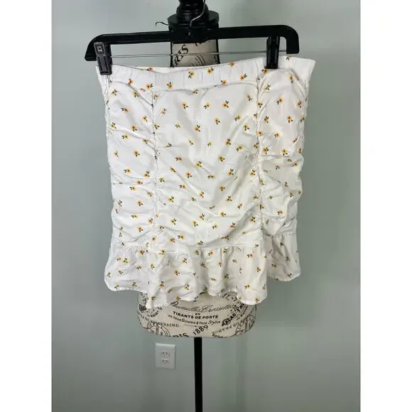 Hollister Ultra High Rise White and Sunflower Pattered Mini Skirt - Picture 2 of 8
